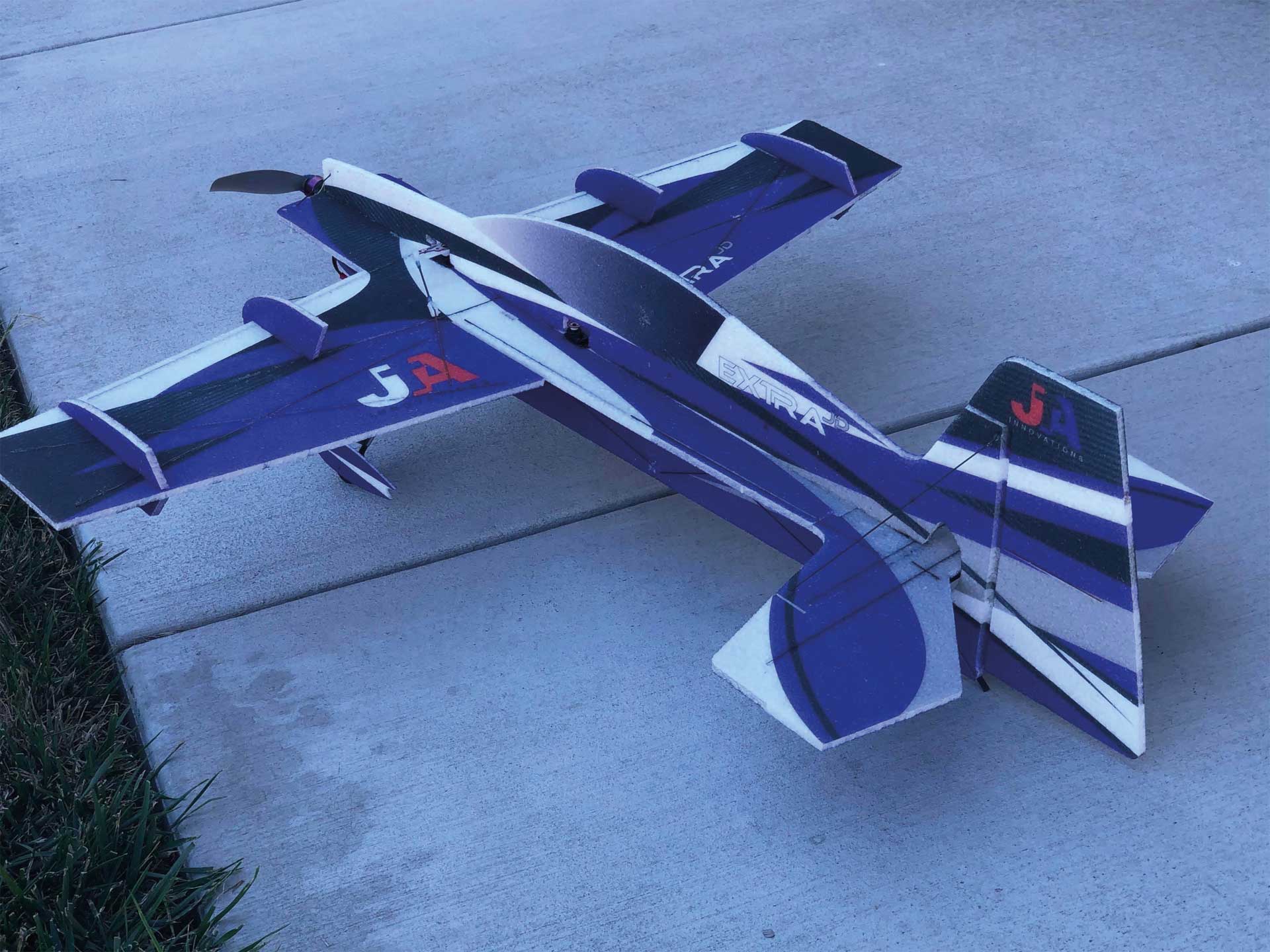 JTA Innovations Extra JD blau/schwarz/weiss 32" EPP 3D-Kunstflug Modell